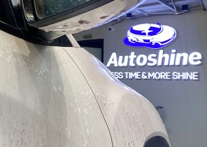 Tẩy nhựa cây bám trên xe tại Autoshine
