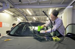 dán phim cách nhiệt kính lái ô tô